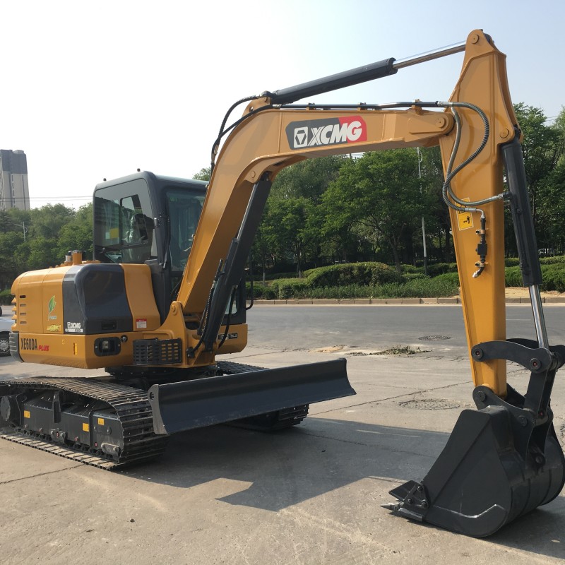 China 23.5 tons crawler excavator XE220E 