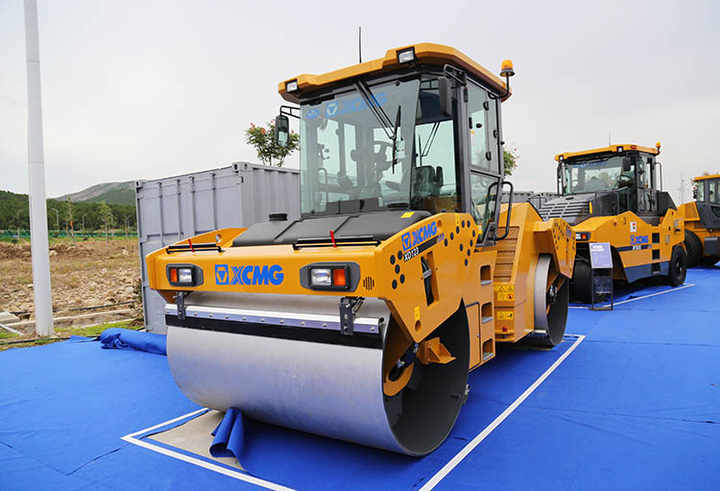 XCMG official XD123 12t vibratory drum roller price for sale