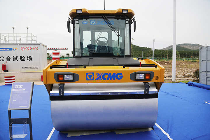 XCMG official XD133 13ton vibratory double drum road roller price for sale