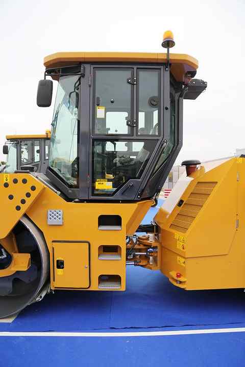 XCMG official XD133 13ton vibratory double drum road roller price for sale
